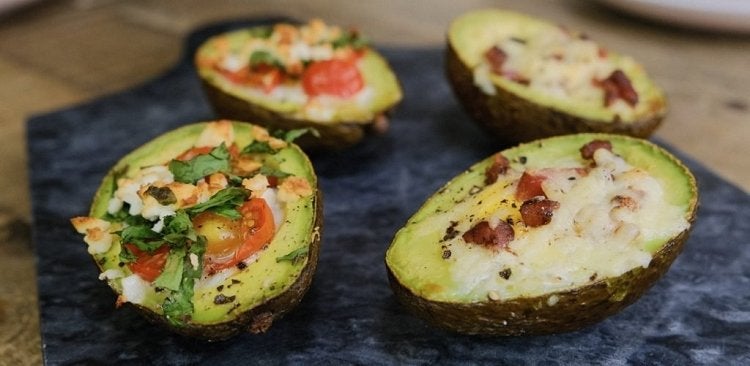 Baked Eggs Zweierlei mit Avocado | Das Keto Frühstück