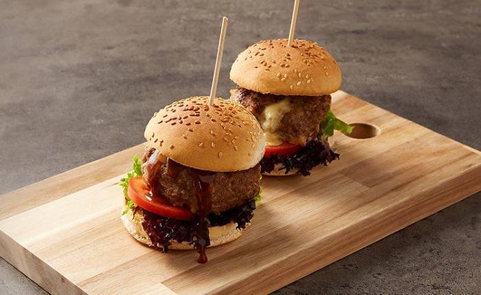 Mit Mozzarella gefüllte Burger