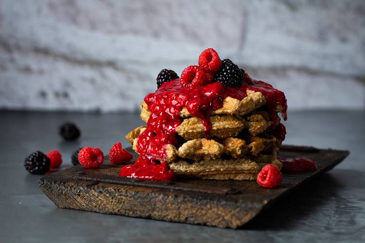 Protein Waffeln mit Himbeersoße
