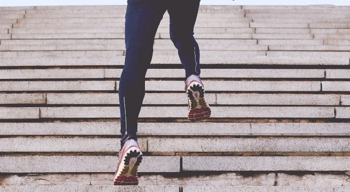 Experten empfehlen Joggern das Tragen von Masken in vielbesuchten Orten, aber beeinflusst dies auch deine Performance?