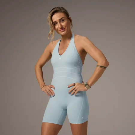 MP X Tatiana Shorts-All-In-One mit kontrastierendem Neckholder-Ausschnitt – Helles Aqua